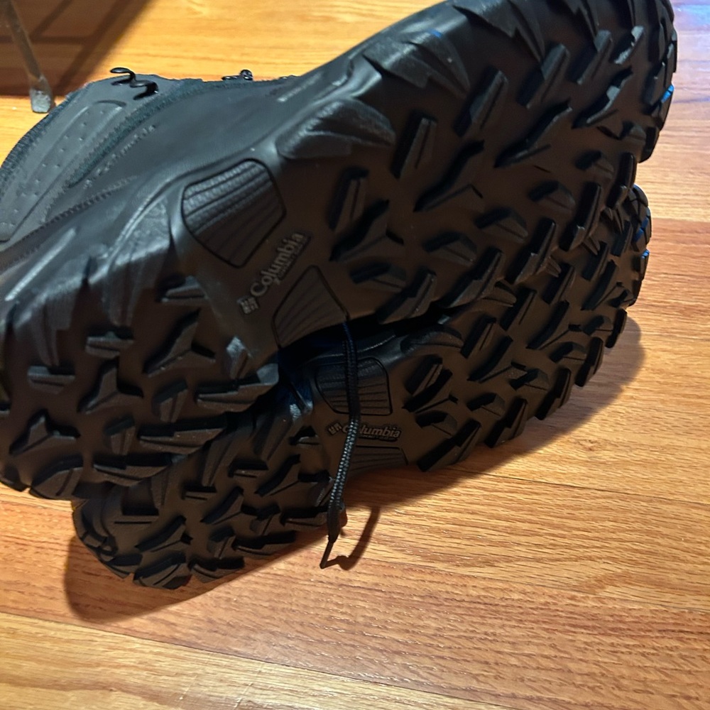 New Columbia Men's Black Waterproof Boots. Newton Ridge Waterproof II - Picture 6 of 7